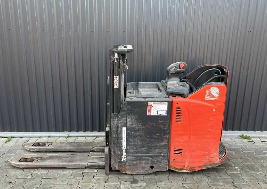 Linde D12SP - Stacker: picture 2 Linde D12SP - Stacker: picture 2