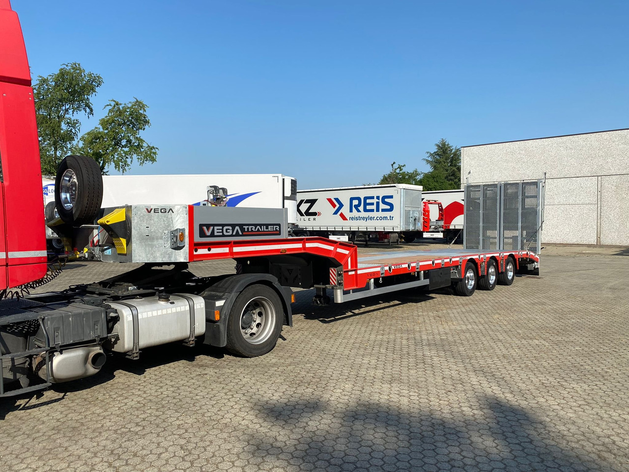 3 AXLE LOWBED (VEGA ITALIANO) - Low loader semi-trailer: picture 2 3 AXLE LOWBED (VEGA ITALIANO) - Low loader semi-trailer: picture 2