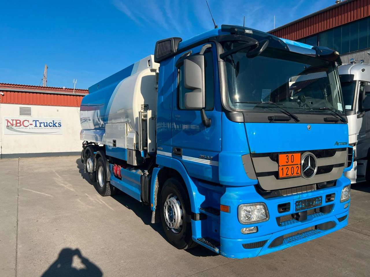 Mercedes-Benz ACTROS 2544 * 3 KAMMER * OBEN/UNTEN * LIFT * - Tank truck: picture 3 Mercedes-Benz ACTROS 2544 * 3 KAMMER * OBEN/UNTEN * LIFT * - Tank truck: picture 3
