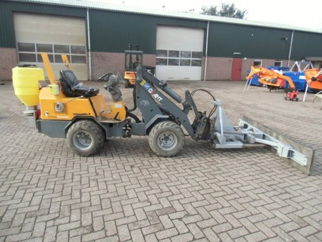 COMBI en zoutstrooier - Snow removal vehicle: picture 1 COMBI en zoutstrooier - Snow removal vehicle: picture 1