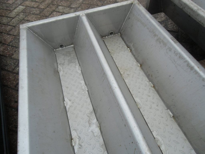 Nr. 3060 RVS doorloopbakken - Livestock equipment: picture 4 Nr. 3060 RVS doorloopbakken - Livestock equipment: picture 4