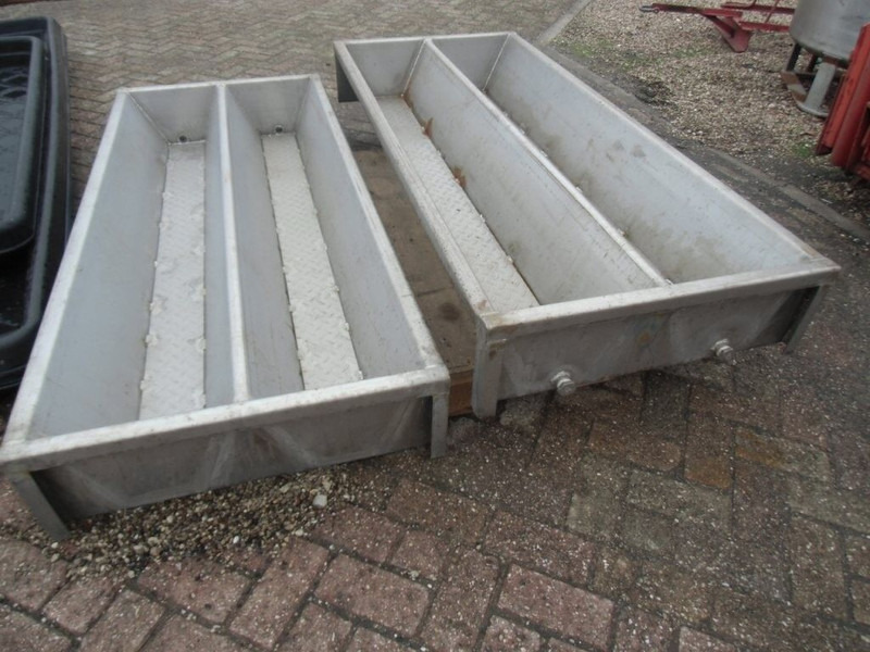Nr. 3060 RVS doorloopbakken - Livestock equipment: picture 1 Nr. 3060 RVS doorloopbakken - Livestock equipment: picture 1