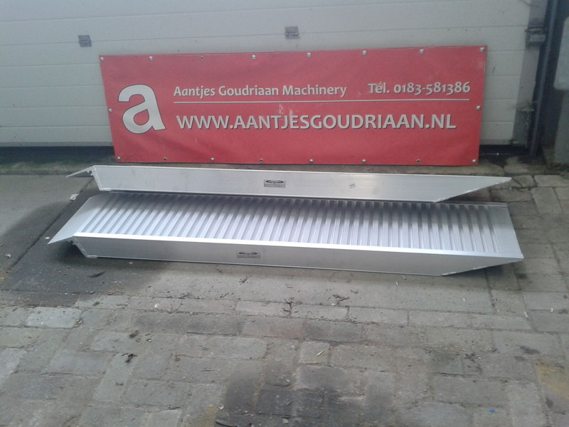 RIJPLANKEN 2 meter - Loading ramp: picture 1 RIJPLANKEN 2 meter - Loading ramp: picture 1