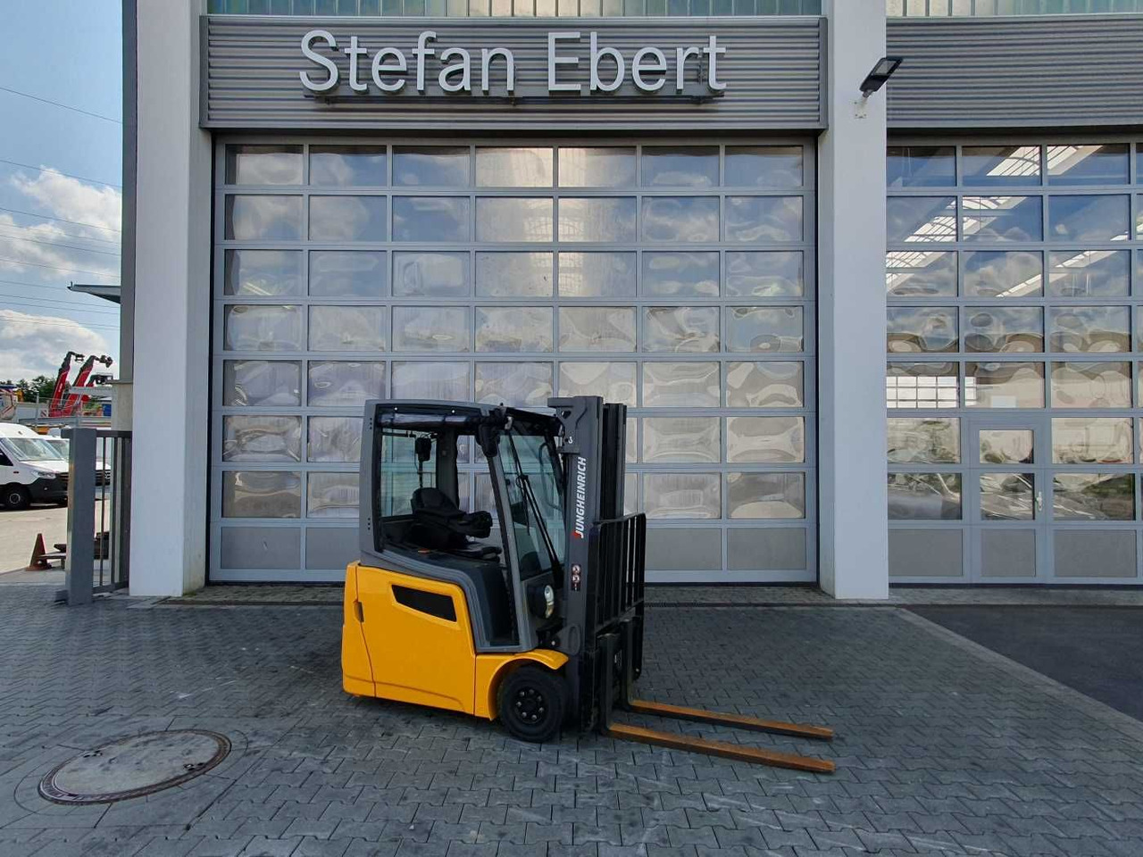Jungheinrich EFG 215 / Triplex: 4.25m! / SS / nur 3.488h! - Electric forklift: picture 1 Jungheinrich EFG 215 / Triplex: 4.25m! / SS / nur 3.488h! - Electric forklift: picture 1