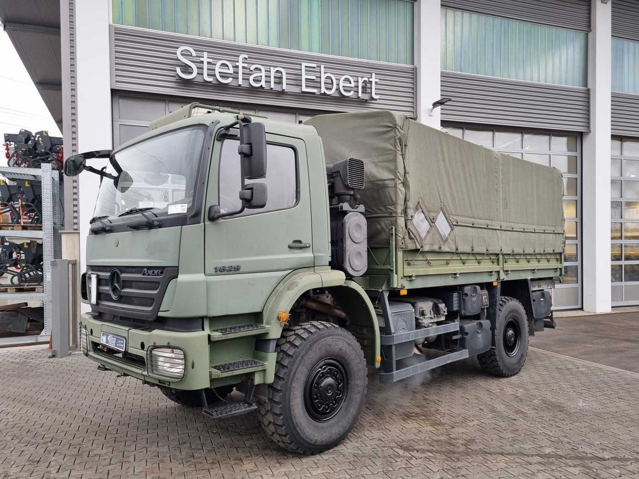 Mercedes-Benz Axor 1829 A 4x4 Pritsche/Plane 10 Stück - Curtainsider truck: picture 1 Mercedes-Benz Axor 1829 A 4x4 Pritsche/Plane 10 Stück - Curtainsider truck: picture 1