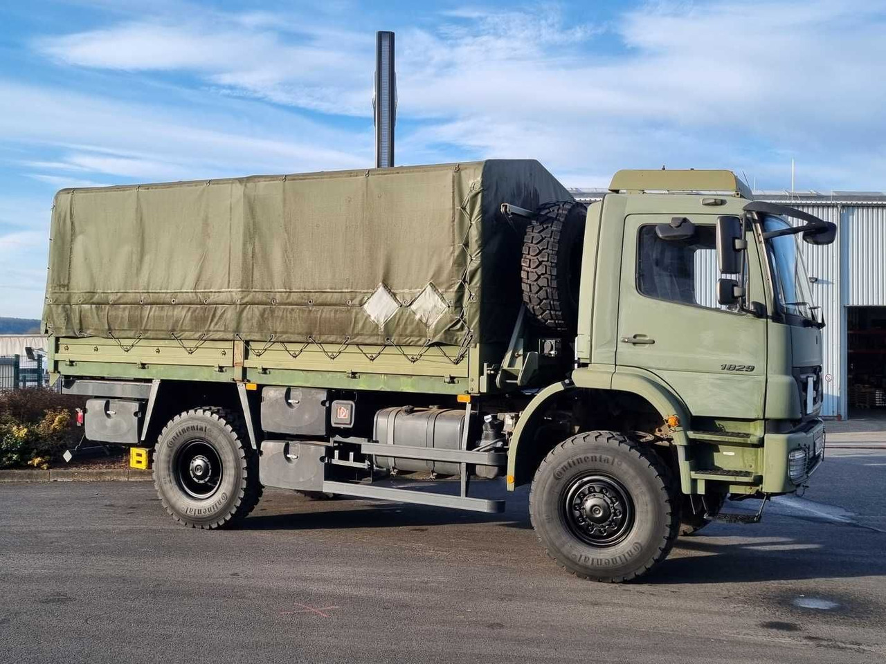 Mercedes-Benz Axor 1829 A 4x4 Pritsche/Plane 10 Stück - Dropside/ Flatbed truck: picture 4 Mercedes-Benz Axor 1829 A 4x4 Pritsche/Plane 10 Stück - Dropside/ Flatbed truck: picture 4