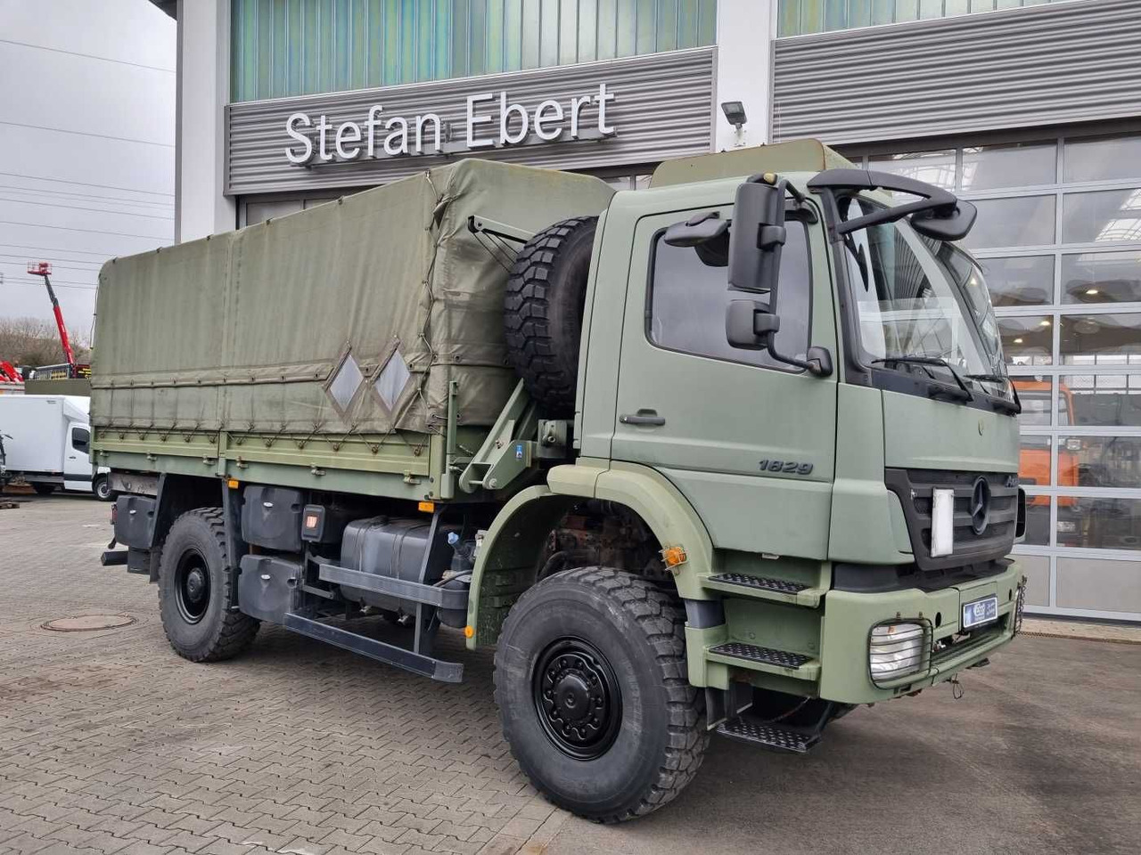 Mercedes-Benz Axor 1829 A 4x4 Pritsche/Plane 10 Stück - Curtainsider truck: picture 5 Mercedes-Benz Axor 1829 A 4x4 Pritsche/Plane 10 Stück - Curtainsider truck: picture 5