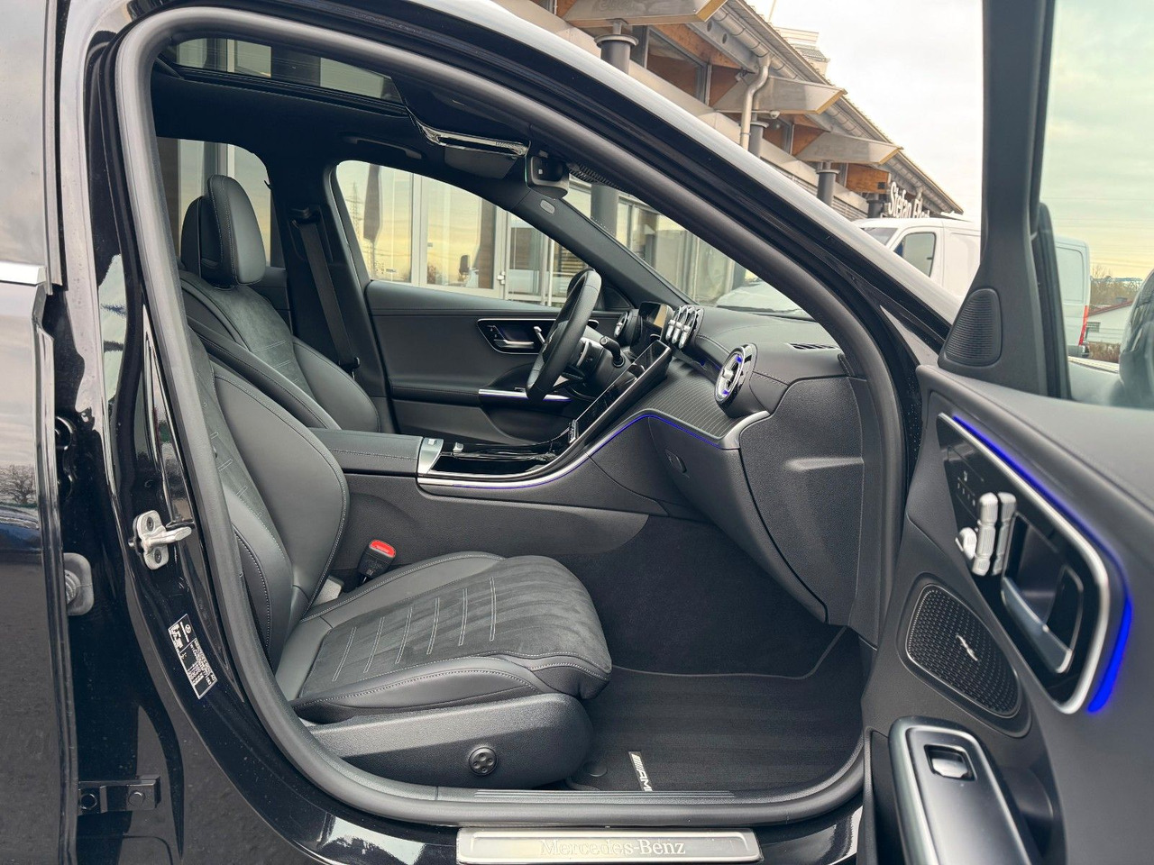 Mercedes-Benz C 200d T AMG+Pano+AHK+Distr+Digital+360 - Station wagon: picture 4 Mercedes-Benz C 200d T AMG+Pano+AHK+Distr+Digital+360 - Station wagon: picture 4