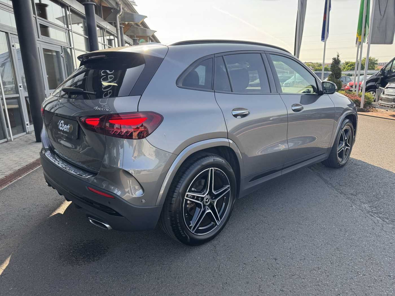 Mercedes-Benz GLA 200d 4M AMG+Pano+Distr+Ambiente+ - SUV: picture 4 Mercedes-Benz GLA 200d 4M AMG+Pano+Distr+Ambiente+ - SUV: picture 4