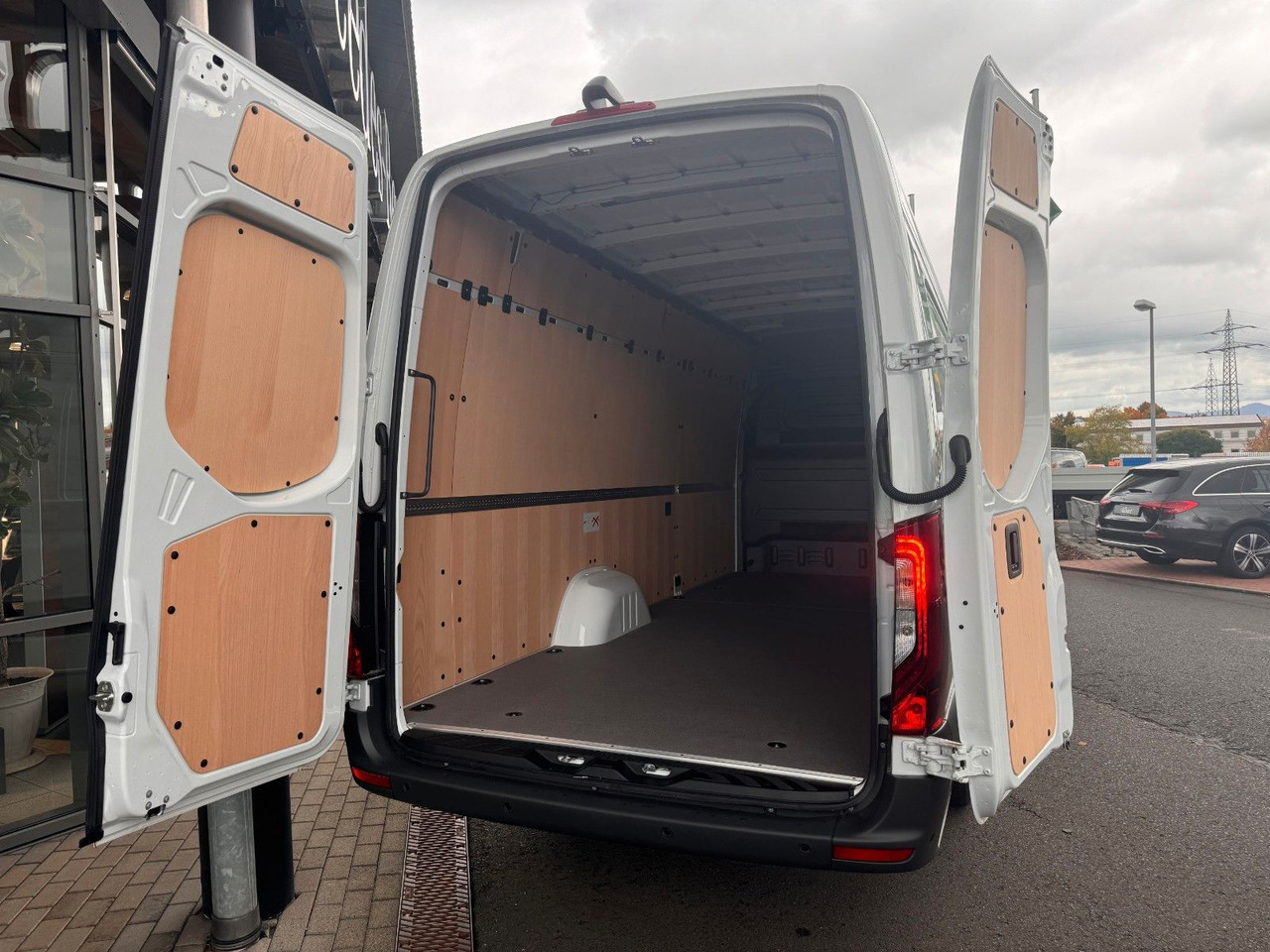 Leasing of  Mercedes-Benz Sprinter 319 CDI Extralang DISTRONIC Kamera LED Mercedes-Benz Sprinter 319 CDI Extralang DISTRONIC Kamera LED: picture 7 Leasing of  Mercedes-Benz Sprinter 319 CDI Extralang DISTRONIC Kamera LED Mercedes-Benz Sprinter 319 CDI Extralang DISTRONIC Kamera LED: picture 7