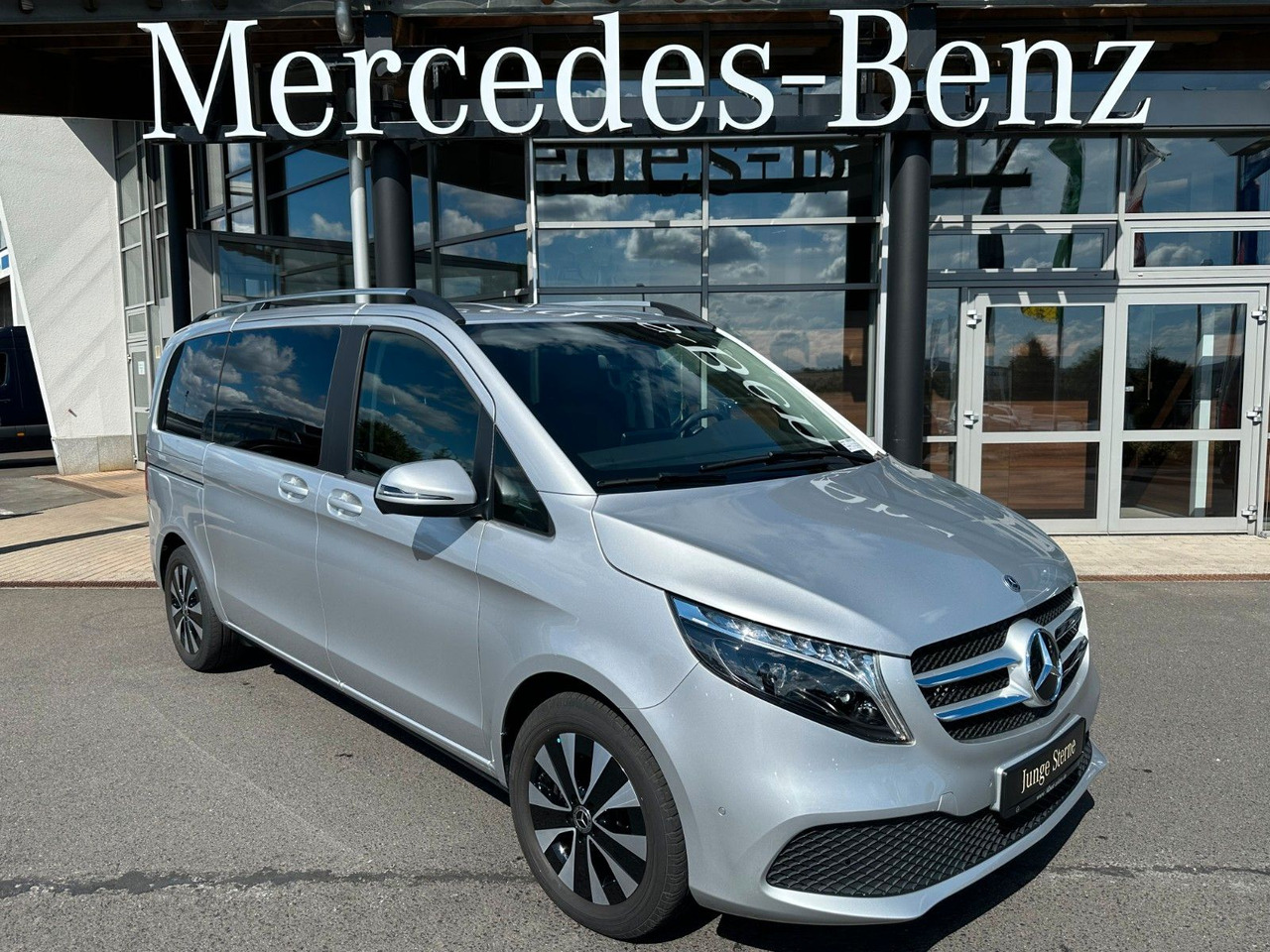 Mercedes-Benz V 250 EDITION 4MATIC Kompakt Liege-Paket AHK2,5t - Passenger van: picture 1 Mercedes-Benz V 250 EDITION 4MATIC Kompakt Liege-Paket AHK2,5t - Passenger van: picture 1