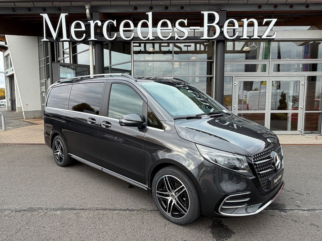 Mercedes-Benz V 300 d 4MATIC EXCLUSIVE AMG Panorama Standheiz - Passenger van: picture 1 Mercedes-Benz V 300 d 4MATIC EXCLUSIVE AMG Panorama Standheiz - Passenger van: picture 1