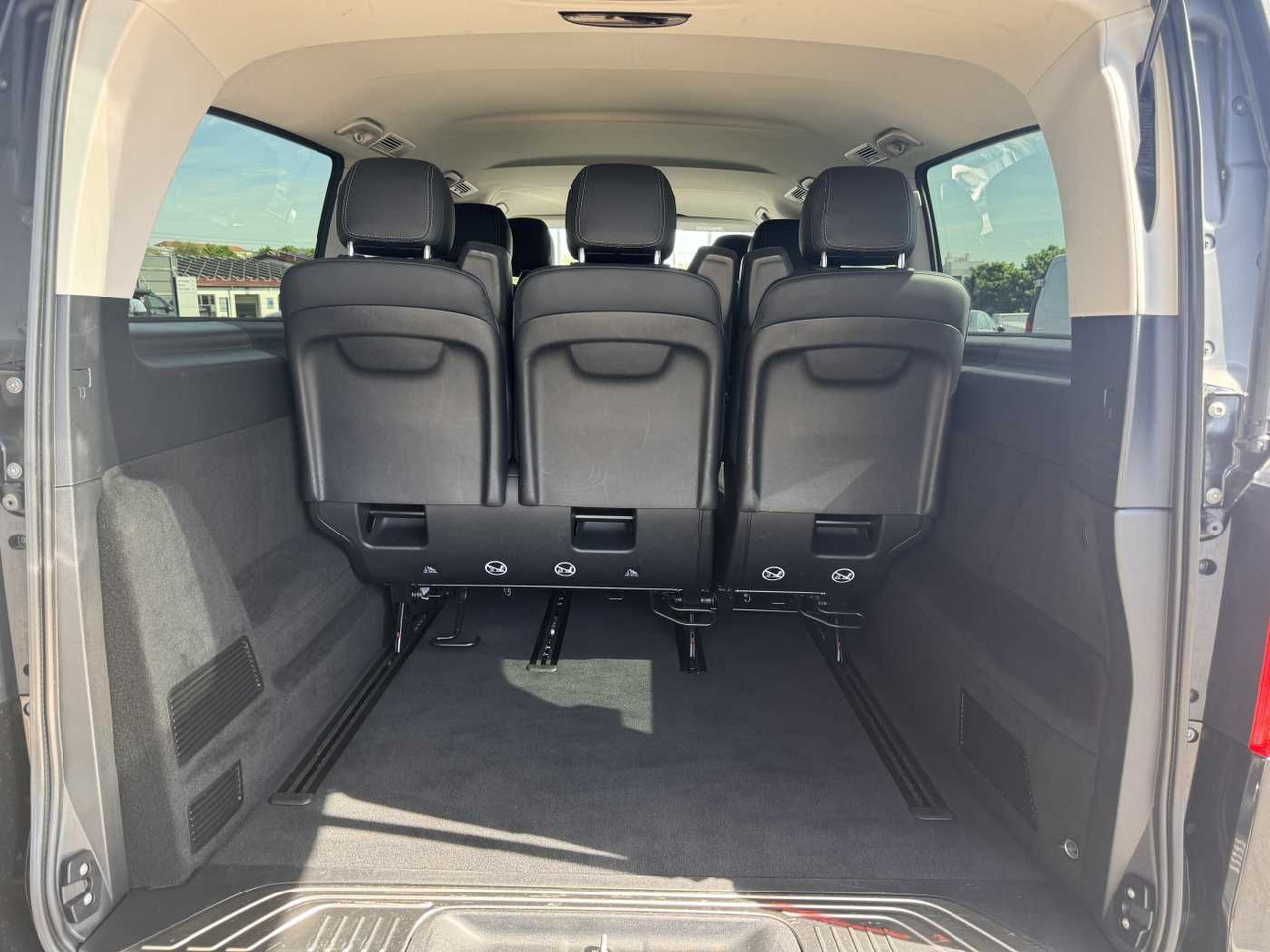 Passenger van Mercedes-Benz V 300 d AVA Extralang AIRMATIC Standheiz 360Kam: picture 6