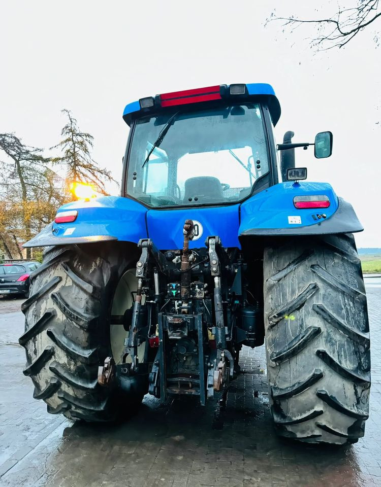 New Holland T8020 - Farm tractor: picture 5 New Holland T8020 - Farm tractor: picture 5