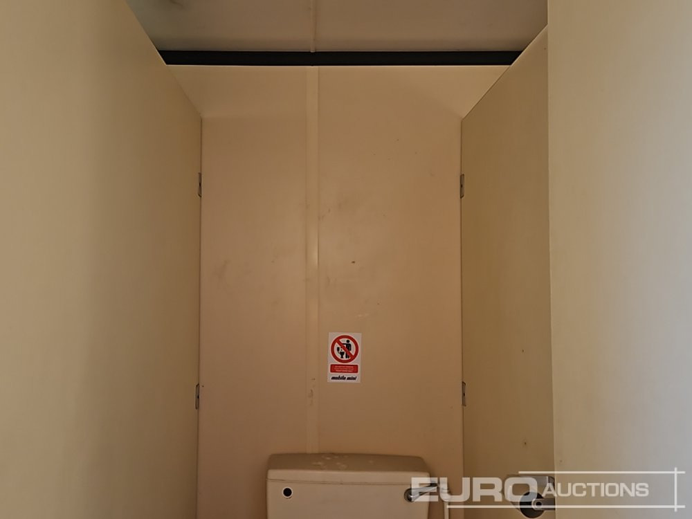 Shipping container 12' x 9'  Containerised Toilet Unit (Canmot Be Reconsigned): picture 17