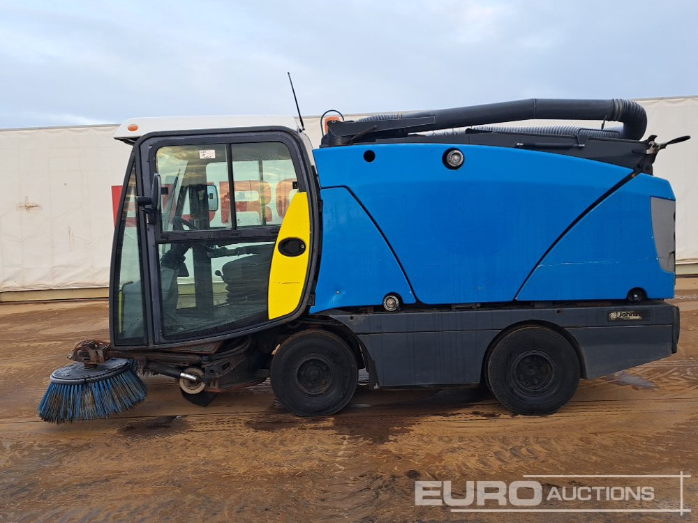 2011 Johnston 142A 101T - Road sweeper: picture 2 2011 Johnston 142A 101T - Road sweeper: picture 2