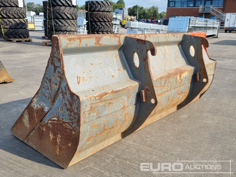 2013 Genie 80" Loading Bucket to suit Telehandler - Bucket: picture 3 2013 Genie 80" Loading Bucket to suit Telehandler - Bucket: picture 3