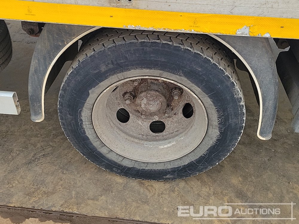 Dropside/ Flatbed truck for transportation of heavy machinery 2016 Isuzu N75.190: picture 10