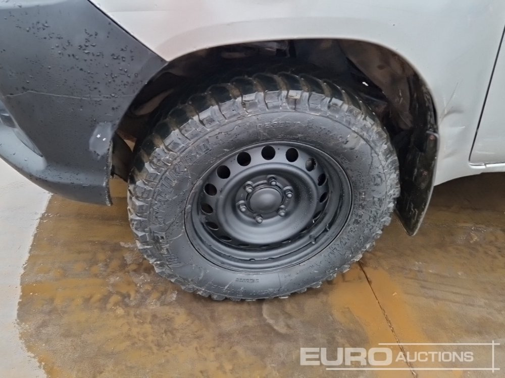 Pickup truck 2017 Toyota Hilux: picture 9