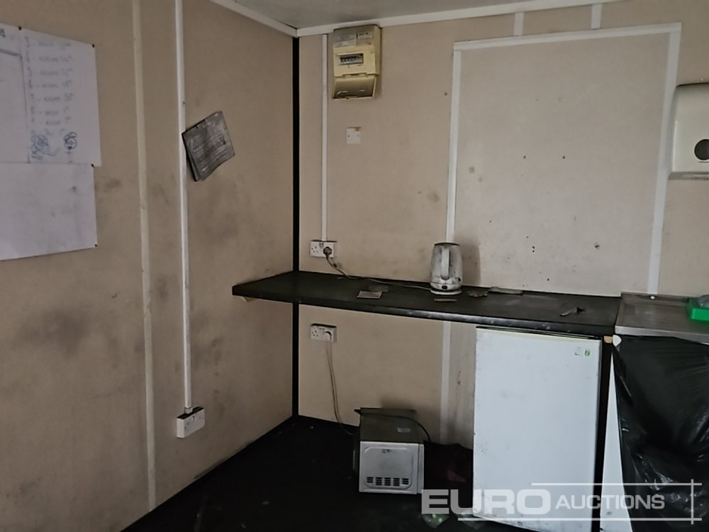 Shipping container 30' x 9' Containerised Office (Cannot Be Reconsigned): picture 8 Shipping container 30' x 9' Containerised Office (Cannot Be Reconsigned): picture 8