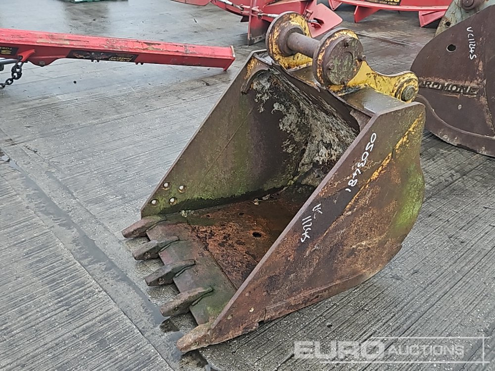 34" Digging Bucket 65mm Pin to suit 13 Ton Excavator - Bucket: picture 3 34" Digging Bucket 65mm Pin to suit 13 Ton Excavator - Bucket: picture 3