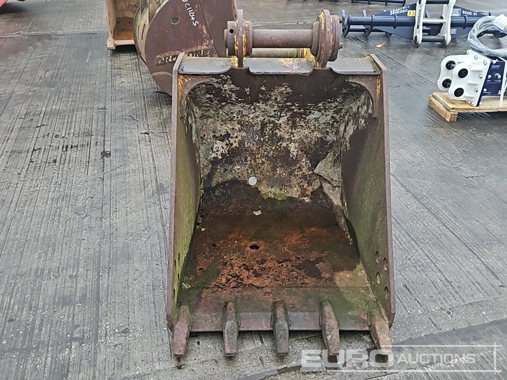 34" Digging Bucket 65mm Pin to suit 13 Ton Excavator - Bucket: picture 2 34" Digging Bucket 65mm Pin to suit 13 Ton Excavator - Bucket: picture 2