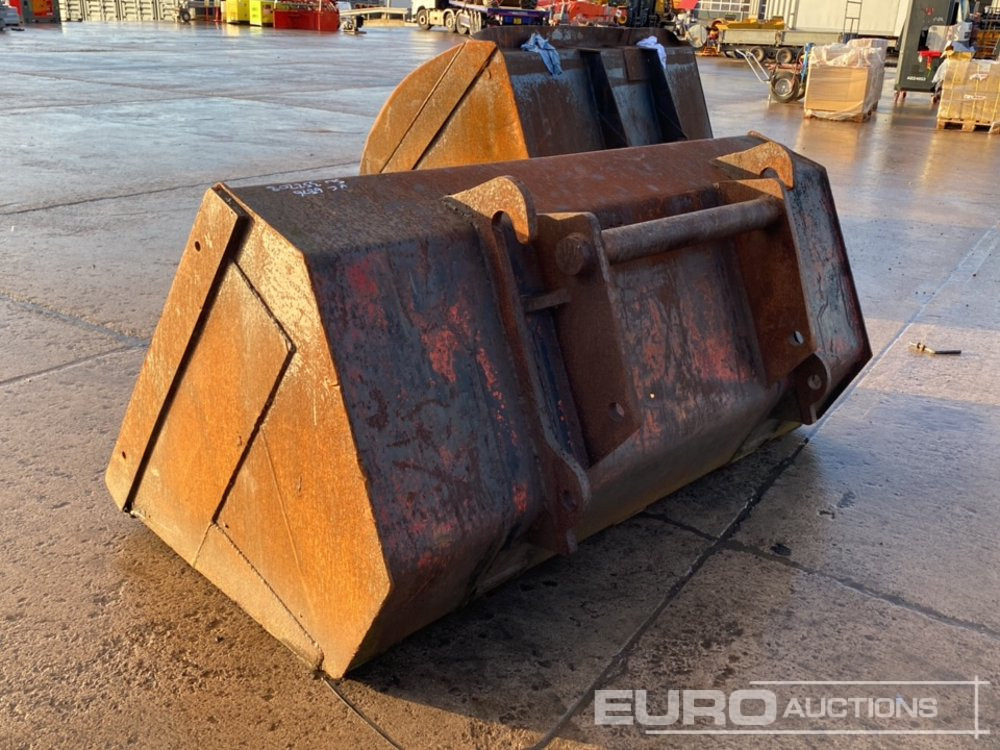 80" Front Loading Bucket to suit Manitou Telehandler - Bucket: picture 2 80" Front Loading Bucket to suit Manitou Telehandler - Bucket: picture 2