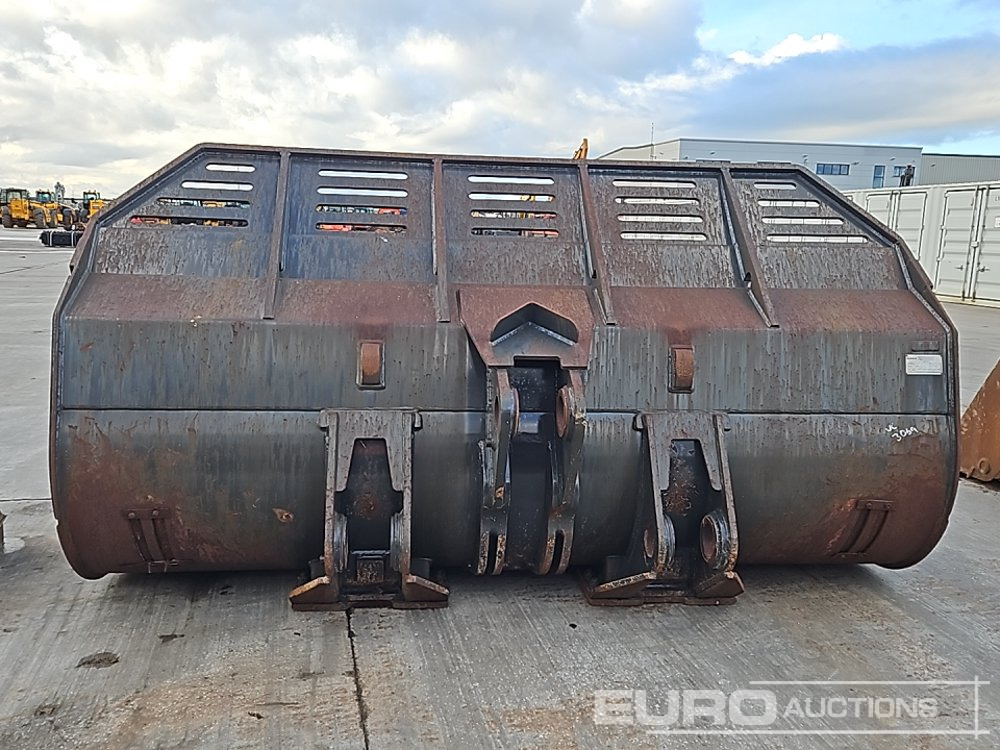 Doosan 132" Loading Bucket to suit Wheeled Loader - Bucket: picture 4 Doosan 132" Loading Bucket to suit Wheeled Loader - Bucket: picture 4