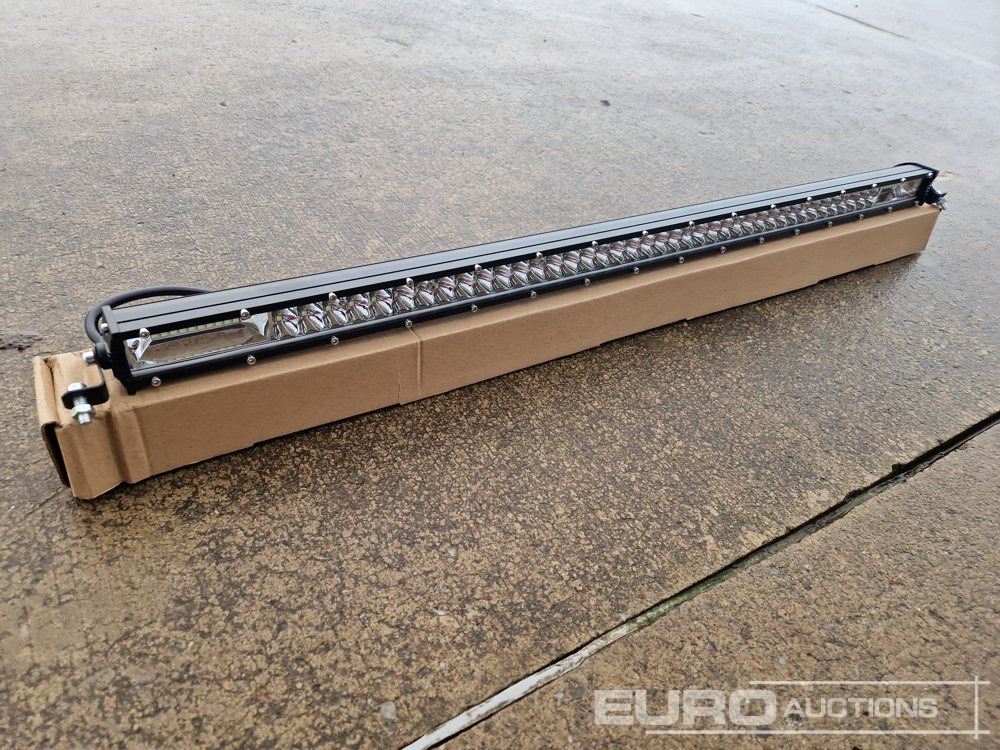Unused 32" 300W Combo Beam LED Light Bar, Mounting Brackets, IP68 Waterproof - Workshop equipment: picture 4 Unused 32" 300W Combo Beam LED Light Bar, Mounting Brackets, IP68 Waterproof - Workshop equipment: picture 4