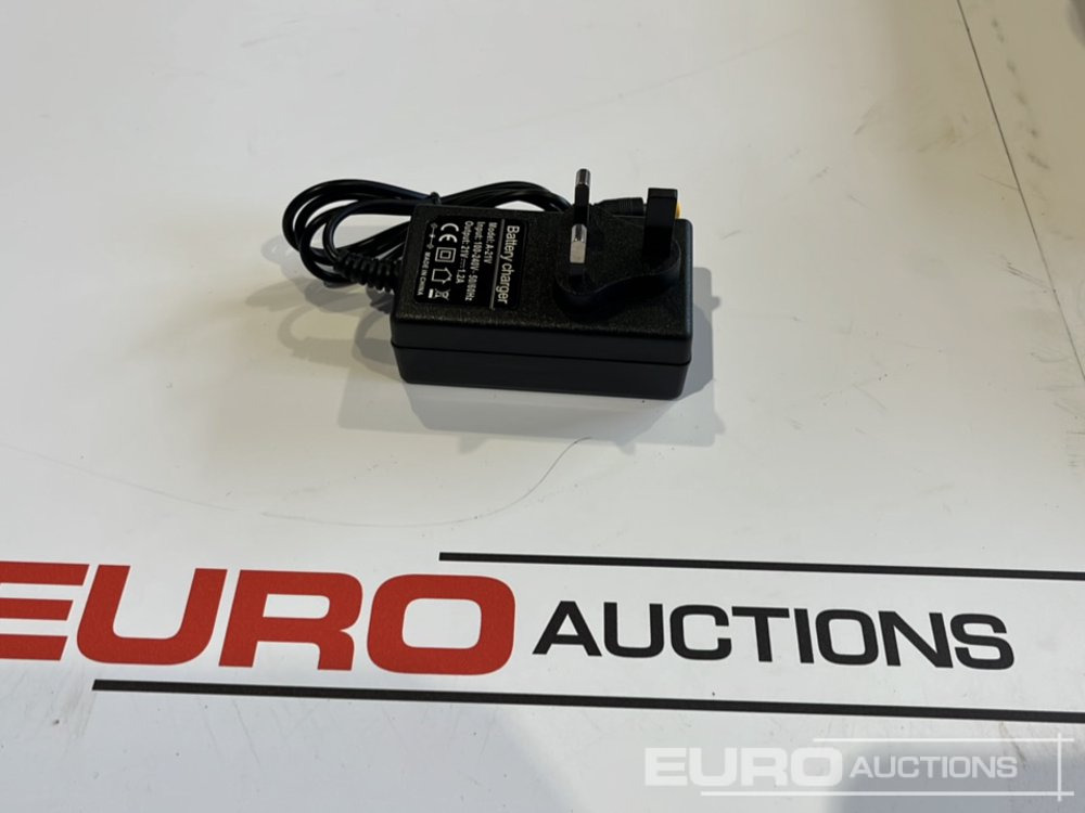 Construction equipment Unused Boss 21 Volt Lithium Battery Cordless Grease Gun, 2 Batteries, Charger, Case, Shoulder Strap, Extension Pieces and Fittings: picture 6 Construction equipment Unused Boss 21 Volt Lithium Battery Cordless Grease Gun, 2 Batteries, Charger, Case, Shoulder Strap, Extension Pieces and Fittings: picture 6