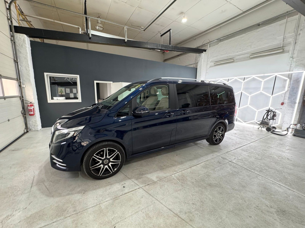 Mercedes-Benz V 300/AMG/EXCLUSIVE/LANG/4MATIC/STDHZG - Passenger van: picture 3 Mercedes-Benz V 300/AMG/EXCLUSIVE/LANG/4MATIC/STDHZG - Passenger van: picture 3