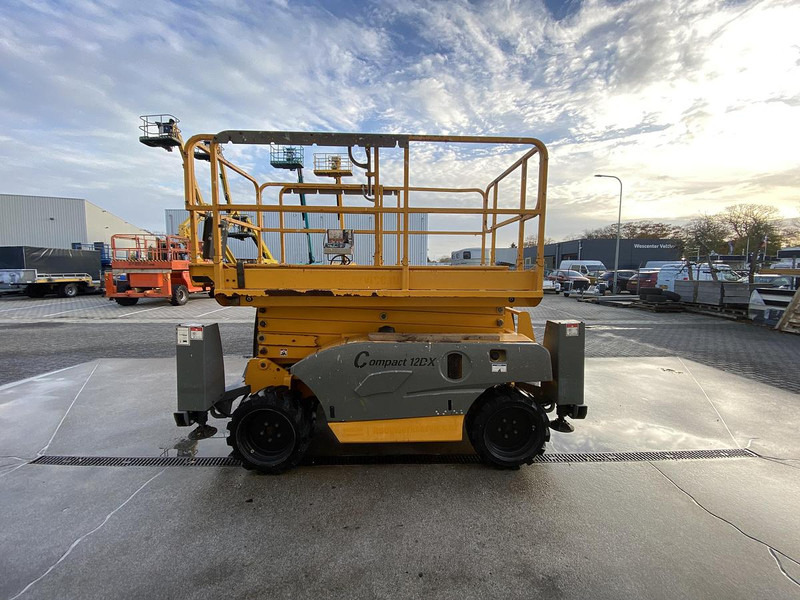 Haulotte Compact 12DX, Schaar hoogwerker, 4X4 Diesel - Aerial platform: picture 4 Haulotte Compact 12DX, Schaar hoogwerker, 4X4 Diesel - Aerial platform: picture 4