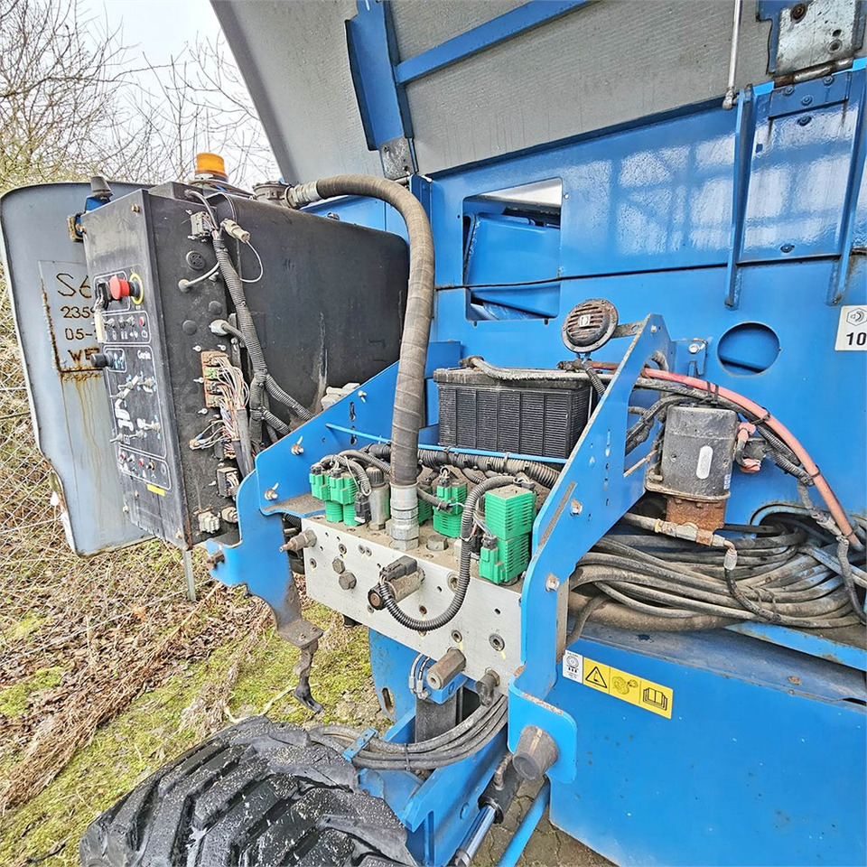 Telescopic boom Genie S60HC: picture 14