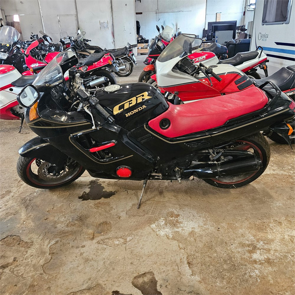 Honda CBR1000F - Motorcycle: picture 4 Honda CBR1000F - Motorcycle: picture 4