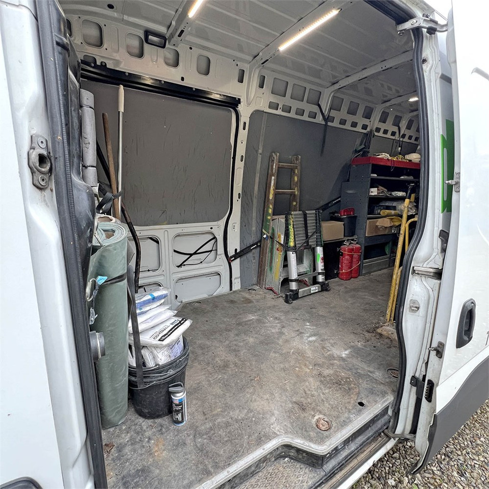 Panel van Iveco 35s18: picture 30