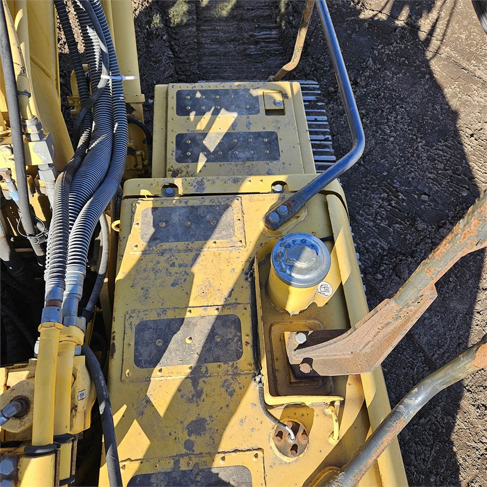 Crawler excavator Komatsu PC210: picture 36