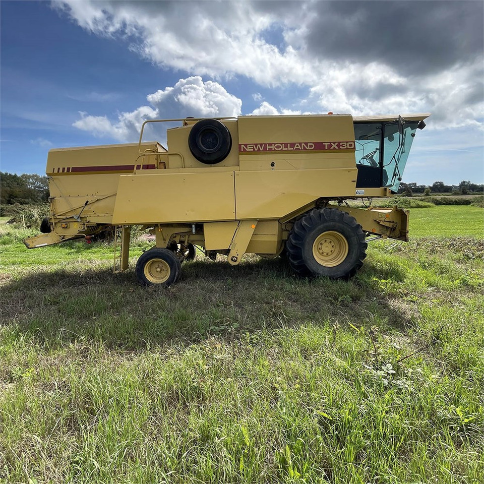 Combine harvester New Holland TX 30: picture 9