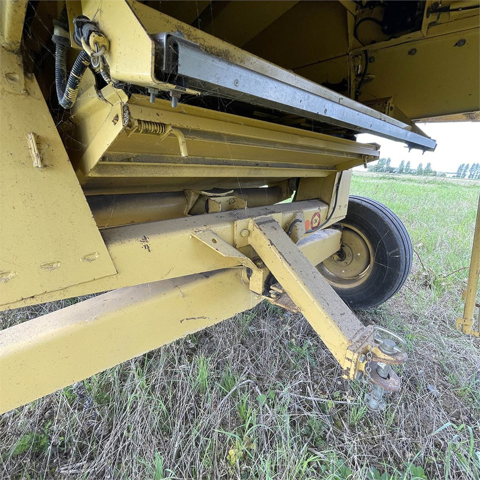 Combine harvester New Holland TX 30: picture 27