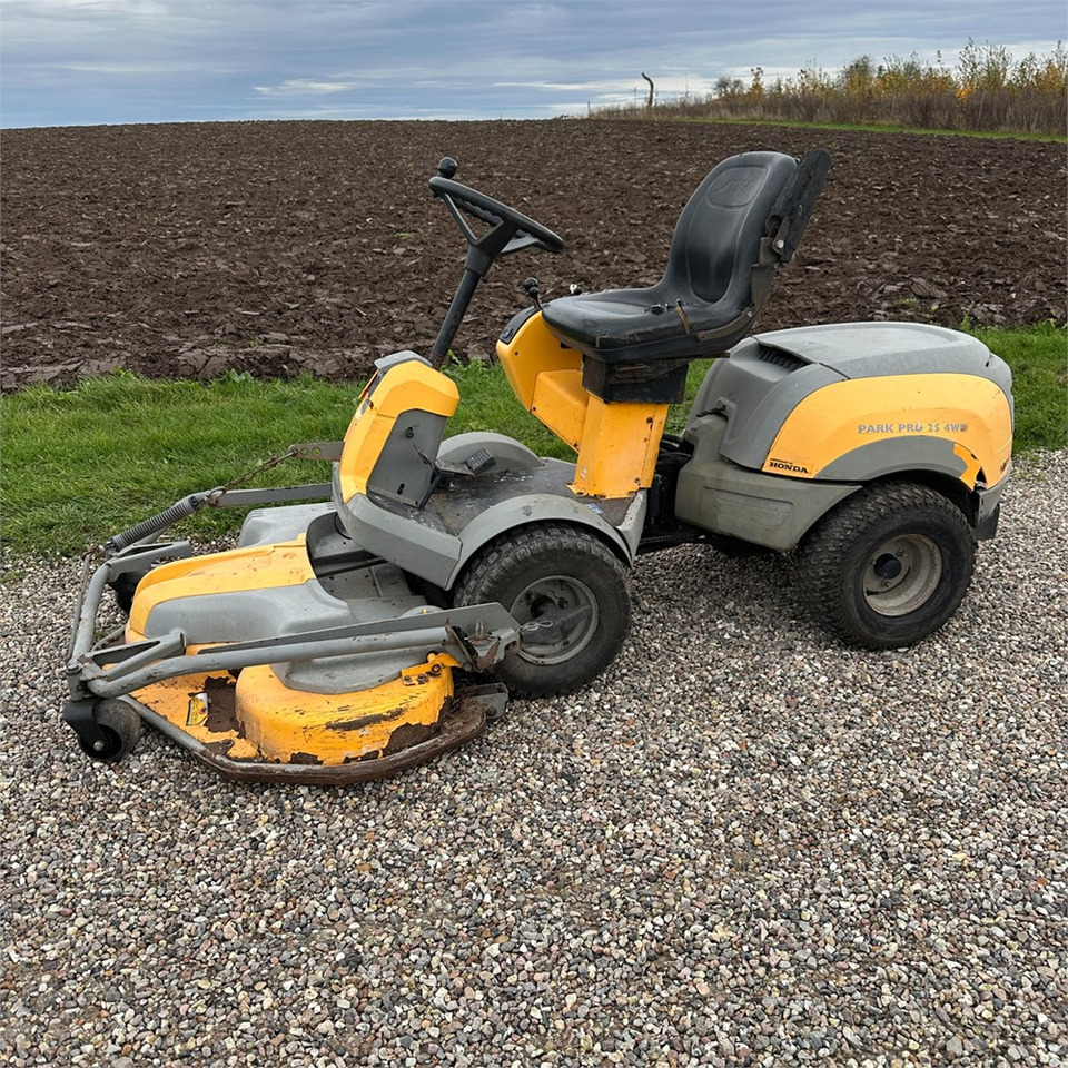 Stiga P901 Parkpro 25 4WD - Garden mower: picture 1 Stiga P901 Parkpro 25 4WD - Garden mower: picture 1