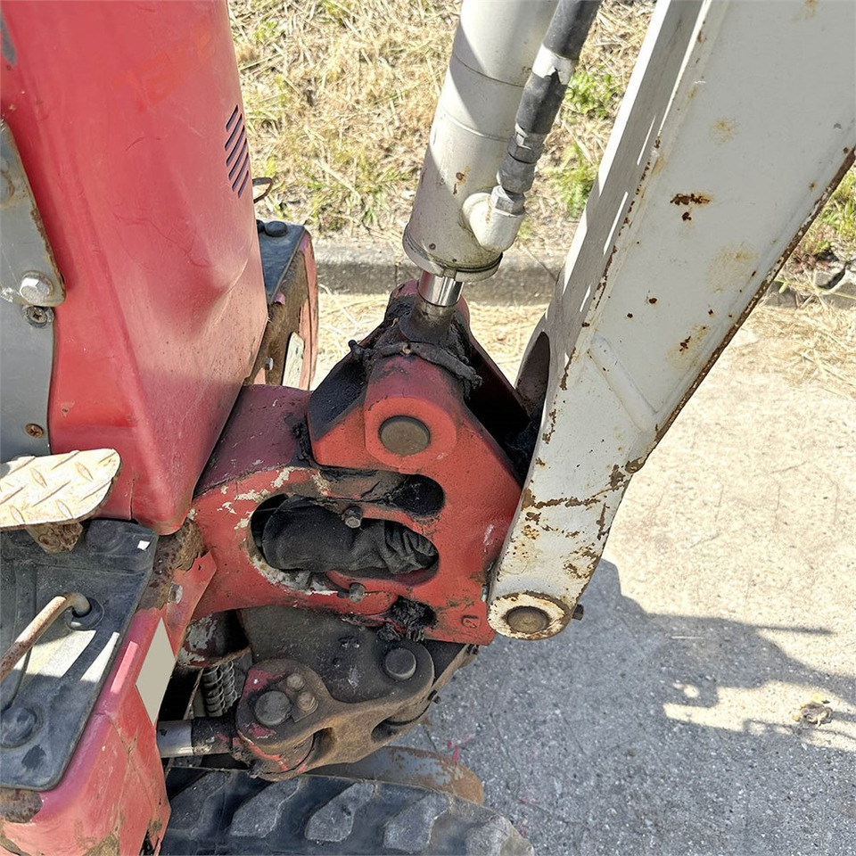 Mini excavator Takeuchi TB210 R: picture 22