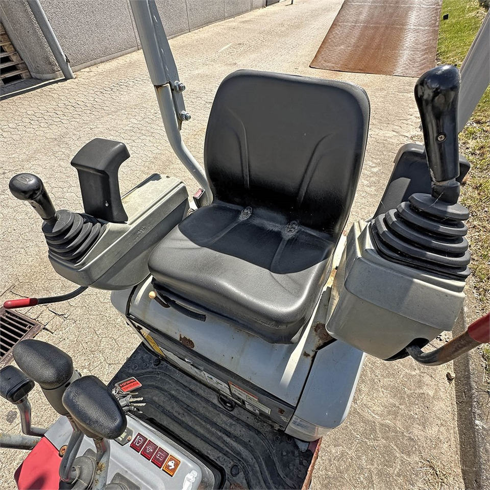 Mini excavator Takeuchi TB210 R: picture 11
