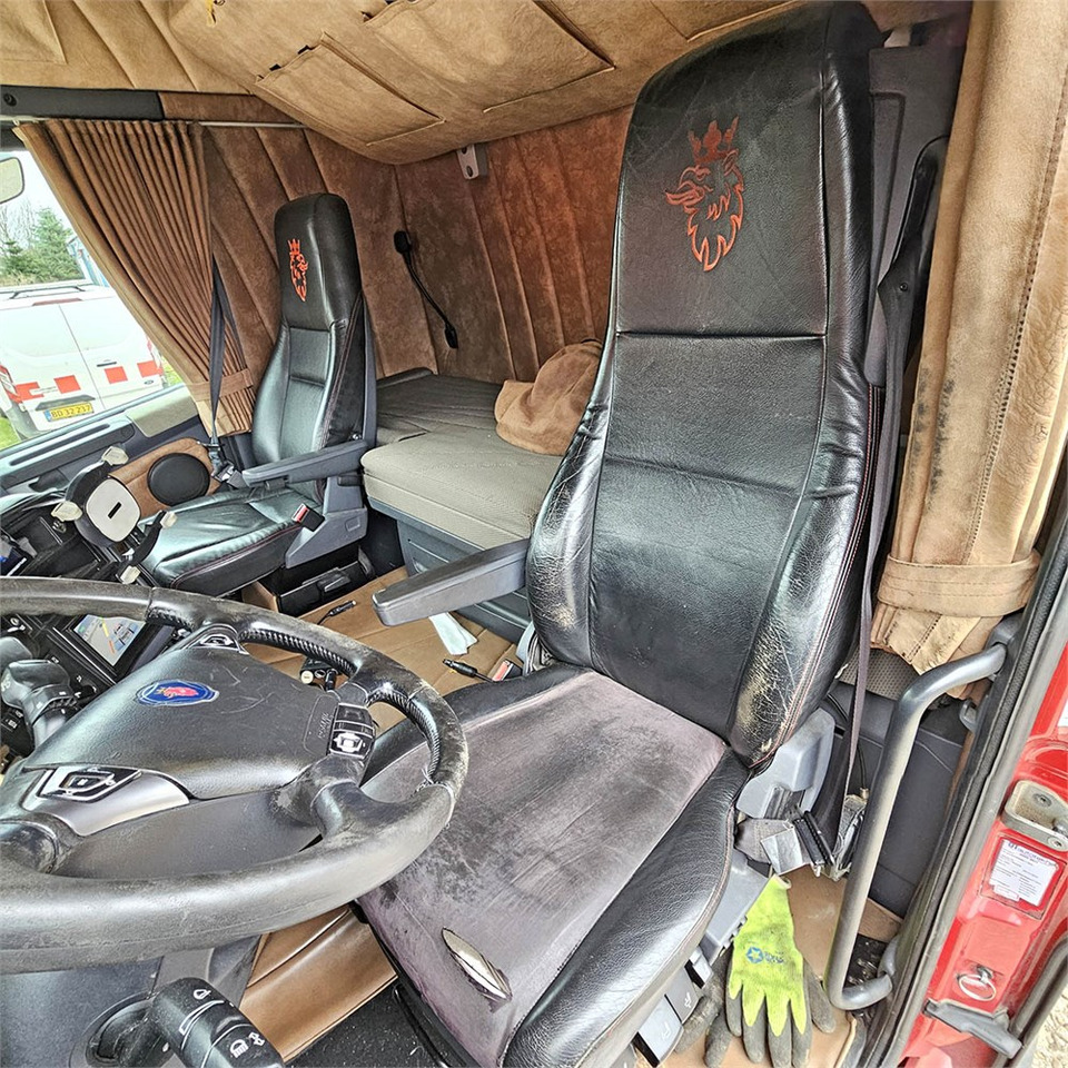 Interior photo 1: Tractor unit Scania R560