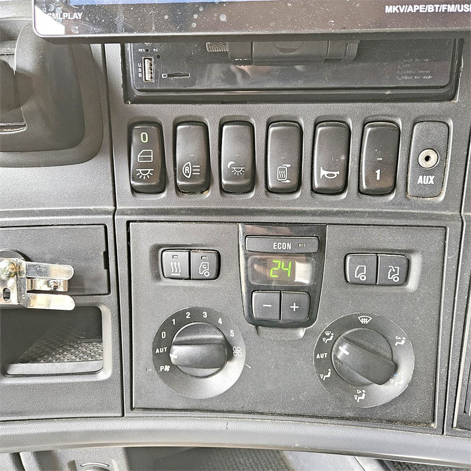 Tractor unit Scania R560: picture 24
