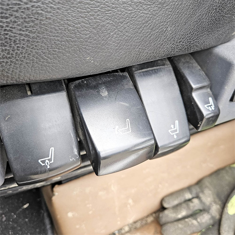 Tractor unit Scania R560: picture 12