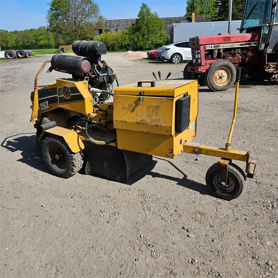 Vermeer SC 252 - Stump grinder: picture 1 Vermeer SC 252 - Stump grinder: picture 1