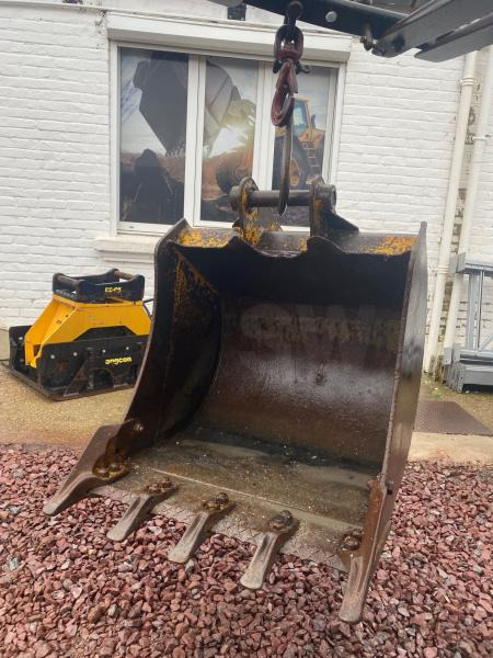 JCB LOT 3 GODETS CURAGE ET TERRASSEMENT 1M50/80CM/60CM - Excavator bucket: picture 2 JCB LOT 3 GODETS CURAGE ET TERRASSEMENT 1M50/80CM/60CM - Excavator bucket: picture 2