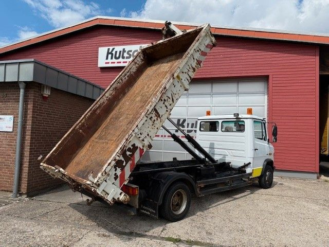 Mercedes-Benz Vario 818 D Abrollkipper mit Container - Hook lift truck: picture 3 Mercedes-Benz Vario 818 D Abrollkipper mit Container - Hook lift truck: picture 3