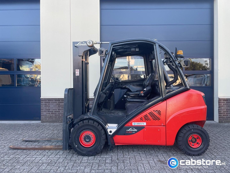 Linde H35D-02 Heftruck - Bouwjaar 2013 - Draaiuren 6892 - Diesel - Side Shift - Freelift - Doorrij hoogte 217 cm !! - Diesel forklift: picture 2 Linde H35D-02 Heftruck - Bouwjaar 2013 - Draaiuren 6892 - Diesel - Side Shift - Freelift - Doorrij hoogte 217 cm !! - Diesel forklift: picture 2