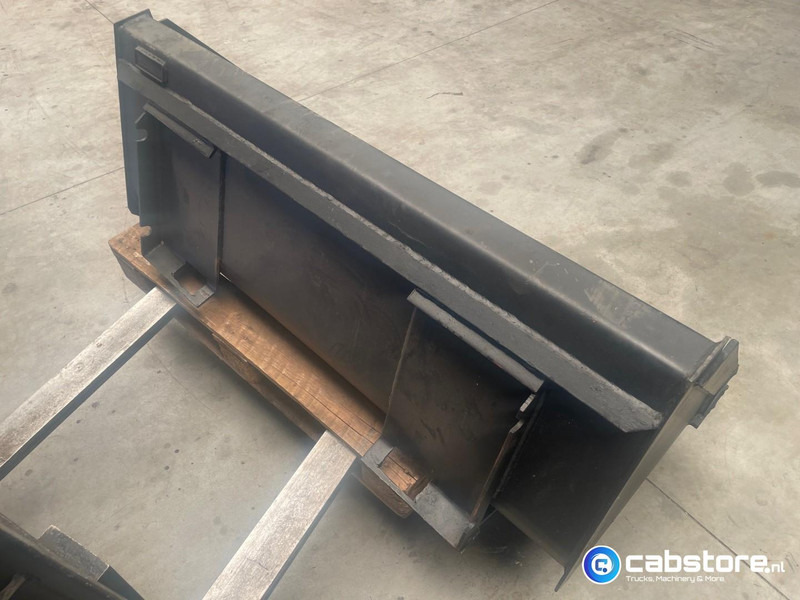 Strickland UK Laadschop Strickland UK Laadschop met Bobcat aansluiting - Bucket for Loader: picture 3 Strickland UK Laadschop Strickland UK Laadschop met Bobcat aansluiting - Bucket for Loader: picture 3