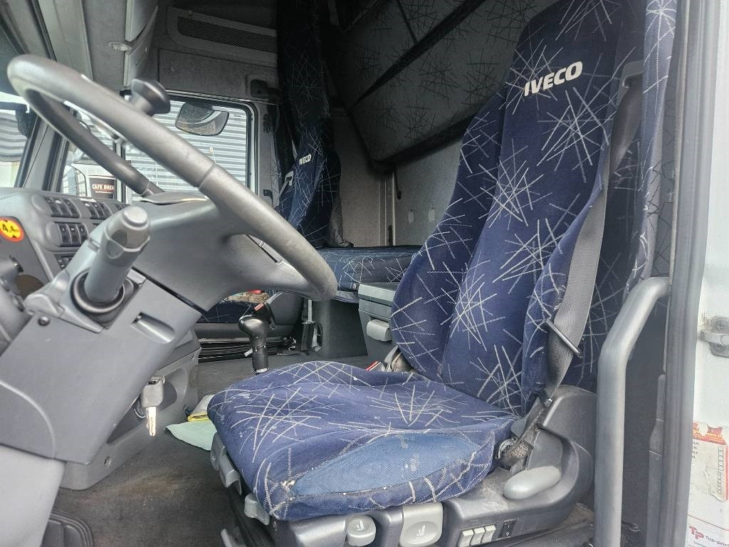 Box truck Iveco Stralis 6x2: picture 12